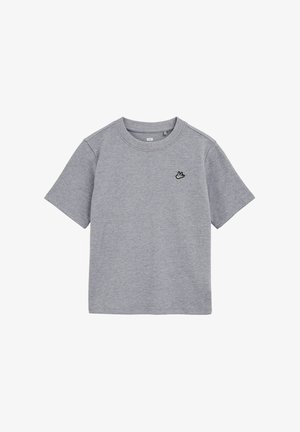 Siva majica kratkih rukava s okruglim izrezom, s malom crno-bijelom pticom izvezenom na lijevoj strani prsa, jednostavnog dizajna, pamučni materijal.