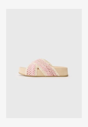 Sandale à enfiler tissée avec une bride à motif rose et blanc, présentant une semelle plateforme beige et un détail à franges sur les bords.