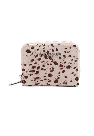 Portefeuille zippé compact avec fond beige et motif à taches marron, logo de marque en métal argenté "Stradivarius" sur le devant.