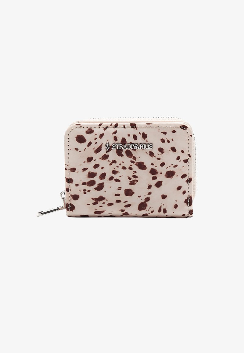 Kompakt lynlåspung med beige baggrund og brunt prikket mønster, sølvmetallogo "Stradivarius" foran.