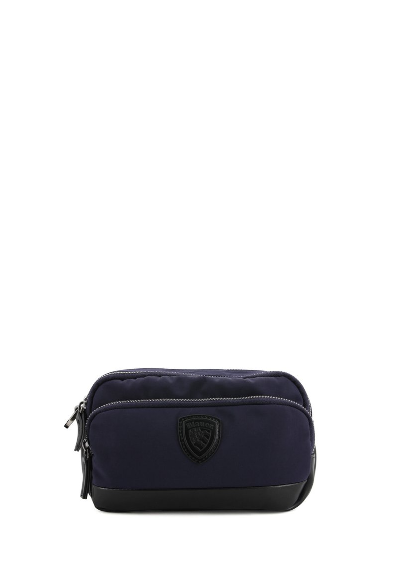 Pochette in tessuto blu navy con base in pelle nera, caratterizzata da un patch logo frontale e cuciture argentate, chiusura con zip e forma rettangolare.
