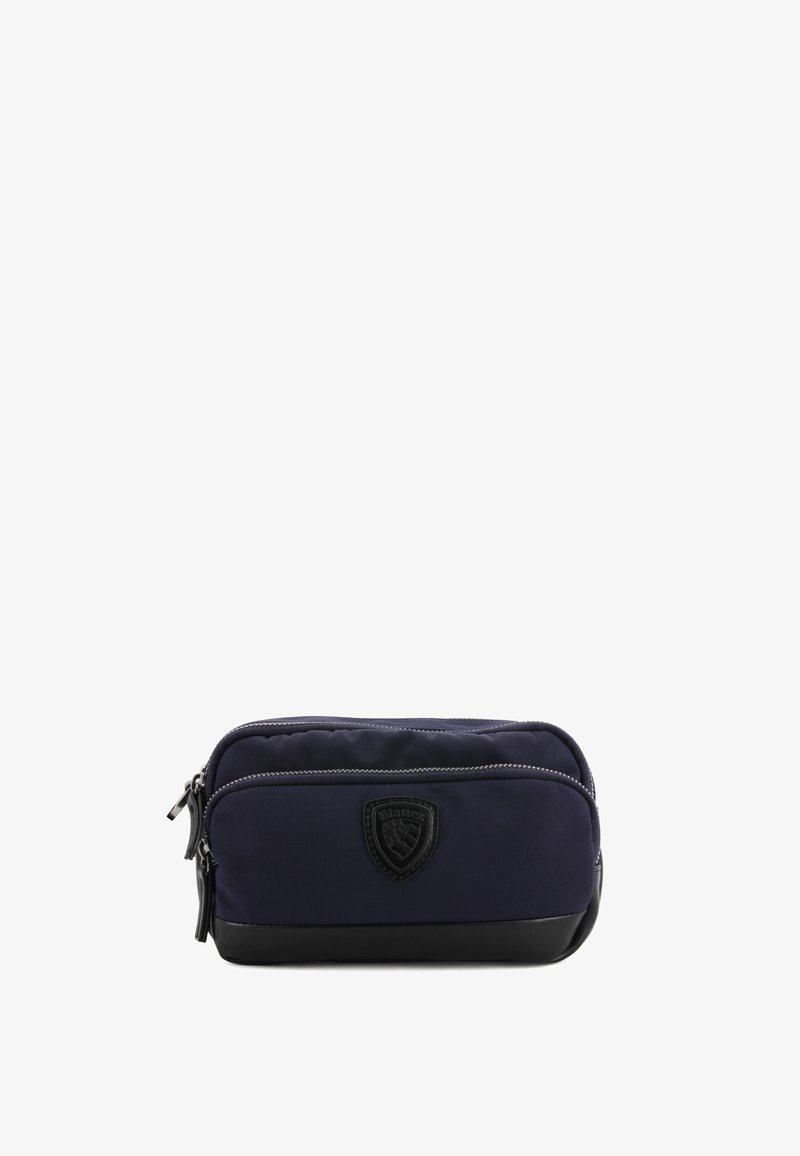 Pochette in tessuto blu navy con base in pelle nera, caratterizzata da un patch logo frontale e cuciture argentate, chiusura con zip e forma rettangolare.