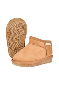 Helle Wildlederschuhe mit rundem Zehenbereich, elastischen Nähten und einer strukturierten Gummisohle mit einem Sonnenstrahlenmuster.