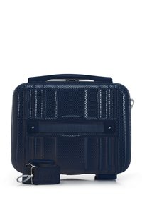 Marineblauwe koffer met een gestructureerde afwerking, voorzien van een stevige handgreep, ritssluiting en een afneembare schouderband. Rechthoekige vorm met meerdere ribbels.