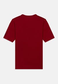 Μπορντό κοντομάνικη μπλούζα με στρογγυλή λαιμόκοψη, κατασκευασμένη από βαμβάκι, με απαλό ύφασμα και μικρό λογότυπο στο αριστερό μανίκι.