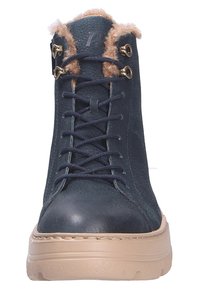 Botas de tobillo de cuero azul marino con un collar de piel sintética beige, ojales dorados y cordones azul oscuro; superficie texturizada y suela de goma.