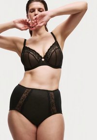 Sort lingerisæt med en gennemsigtig mesh-bh med blomsterdetaljer og højttaljede trusser med blondeaccenter på siderne.