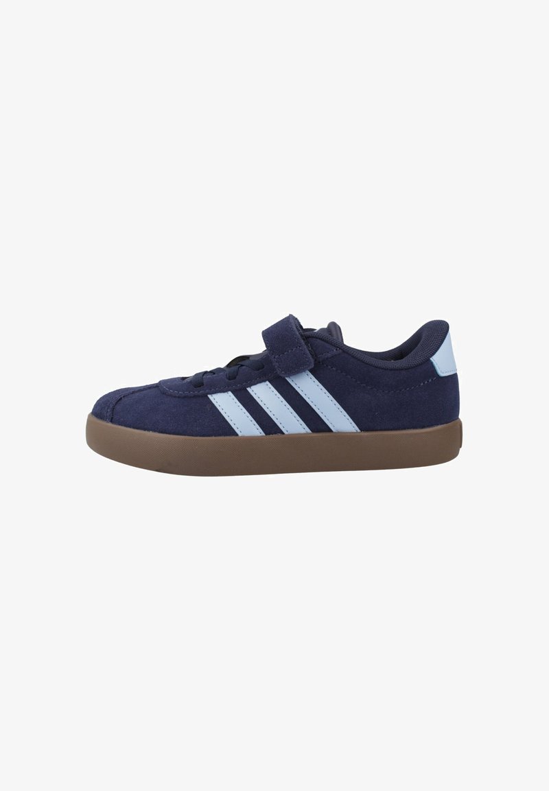 Baskets bleu marine avec des rayures bleu clair, une semelle marron, un devant à lacets et une bride en Velcro sur le dessus.