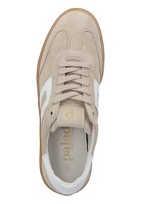 Sneaker in suede beige con accenti in pelle bianca, punta rotonda, lacci beige e suola in gomma a contrasto. Logo dorato sulla linguetta.
