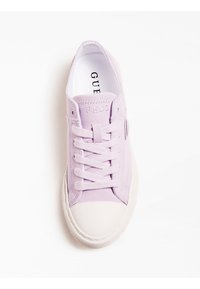 Sneaker in tela viola chiaro con punta e suola in gomma bianca. Caratterizzata da un design con lacci e branding in rilievo sulla linguetta.