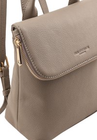 Sac à main en cuir gris avec un design structuré, fermeture éclair en ton doré et rabat. Présente un matériau texturé et une bandoulière réglable.