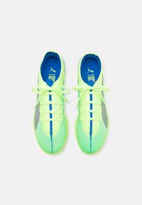 Scarpe da ginnastica verde lime con tomaia in rete, fodera blu, accenti neri sui lati e lacci piatti. Caratterizzate da un design elegante e aerodinamico.
