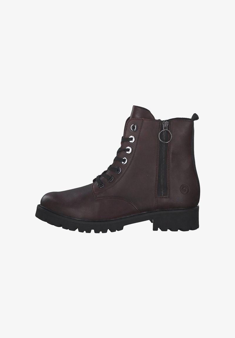 Botas de cuero marrón hasta el tobillo con ojales de metal, cordones en la parte delantera y cremallera lateral. Presenta suela texturizada y costuras reforzadas.