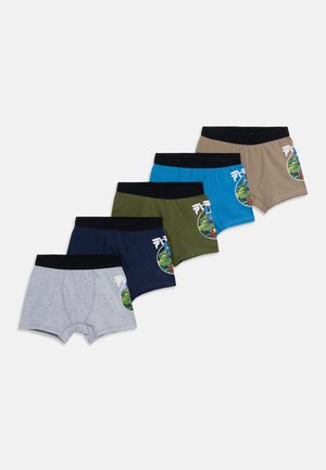 Fem par drengebokser shorts i grå, navy, olivengrøn, blå og beige med sorte linninger og et farverigt mærke på venstre ben.