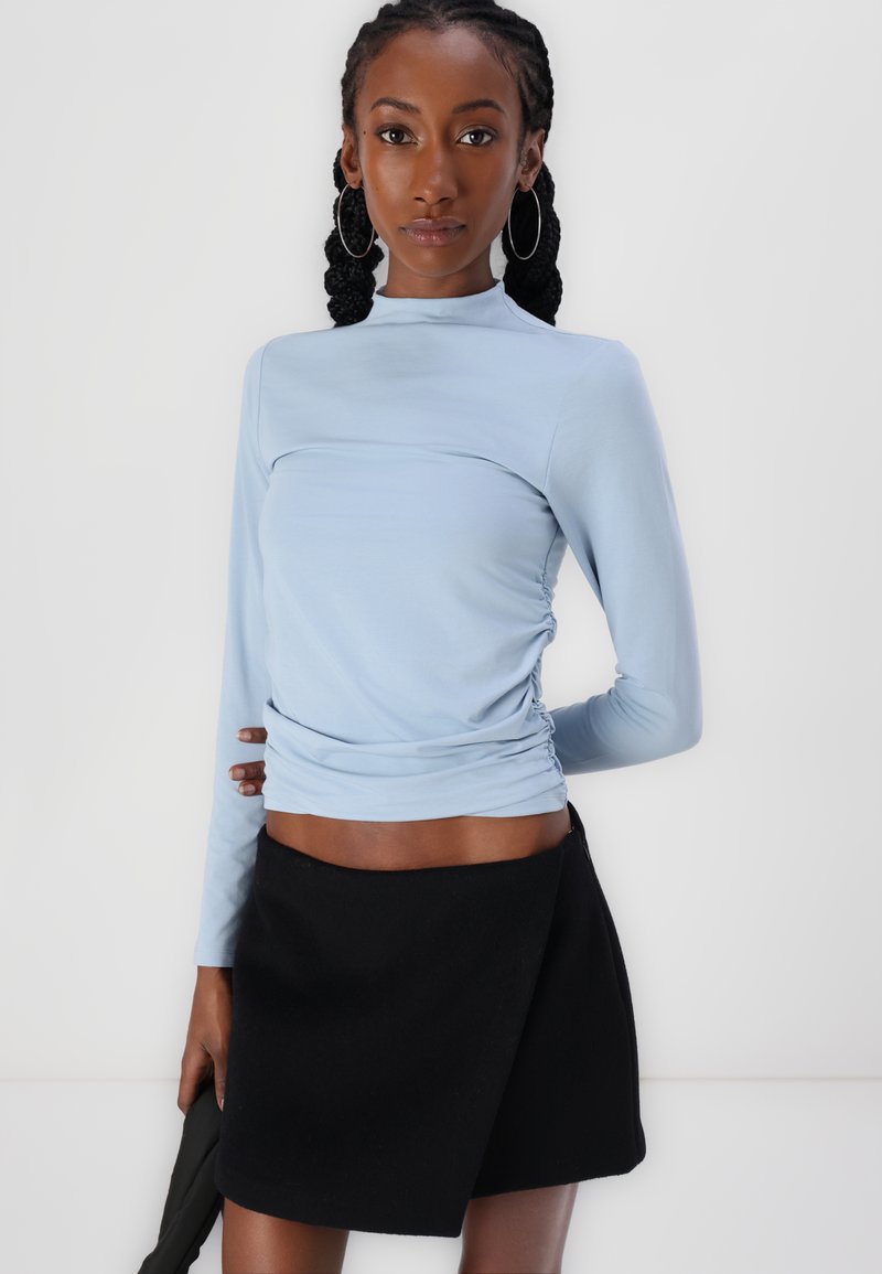 Abercrombie \u0026 Fitch | Authentic American clothing since 1892, image size:800x1155