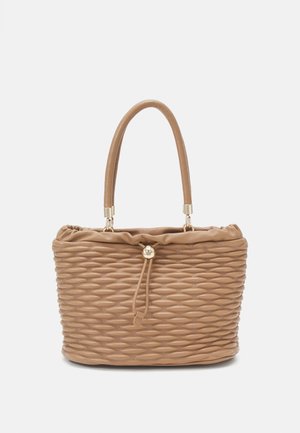 Sac en bandoulière tissé beige avec un haut doux et froncé et une fermeture à cordon. Dispose de poignées robustes et d'un accent doré. Surface texturée.