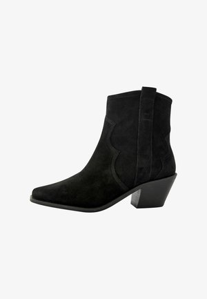 Schwarze Ankle Boots aus Wildleder mit spitzem Zeh und Blockabsatz. Verfügt über dekorative Nähte und eine Schlaufe zum einfachen Anziehen.