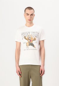 Tommy Jeans - VARSITY NOVELTY TEE UNISEX - Print T-shirt - ecru Thumbnail Image 1