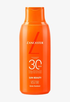 Hellorange Flasche Lancaster Sun Beauty SPF 30 wasserresistente Körpermilch mit Kontrolle der Lichtalterung und hohem UV-Schutz.