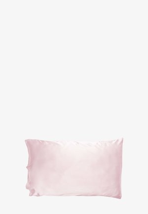 Jasnoróżowa prostokątna poszewka na poduszkę z jedwabiu o gładkiej i błyszczącej fakturze na białym tle.