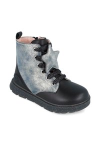Botín negro y azul con una parte superior azul brillante, acento en forma de estrella, cordones negros y una suela de goma texturizada con pectinas.