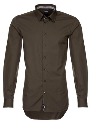 Długa koszula męska na guziki w kolorze ciemnej oliwkowej zieleni z ostrym kołnierzem i zaokrąglonym dołem.
