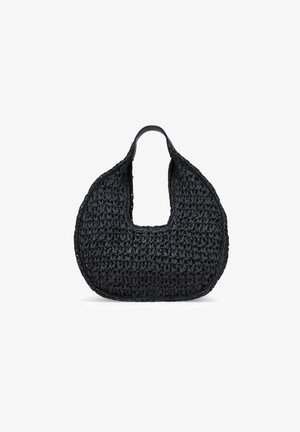 Bolsa tejida negra con forma de media luna, que presenta un gran asa recortada y una superficie texturizada, adecuada para uso casual.