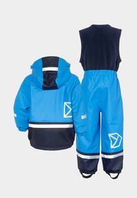 Blå vandtætsjakke med sort hætte og hvide striber, parret med blå overalls med et lignende design og reflekterende detaljer.