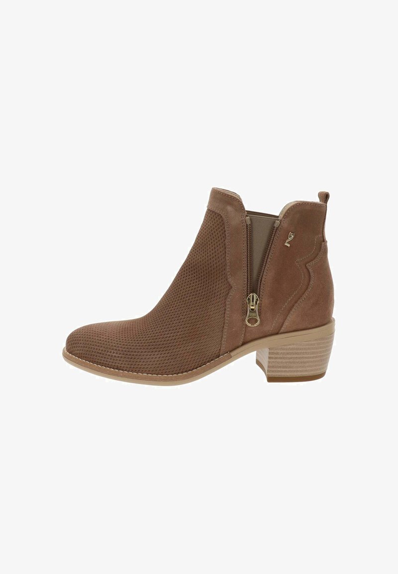 Bota de tobillo de ante marrón con cremallera lateral, panel frontal texturizado, costuras decorativas y tacón bajo apilado.