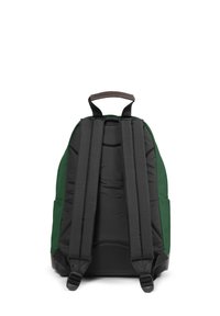 Grön och svart rektangulär ryggsäck med vadderade axelband och ett handtag upptill, med en slät textur och hållbart material.