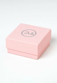 Scatola quadrata rosa realizzata in materiale opaco, con un logo circolare argentato con le lettere "GMK" sulla parte superiore. Design semplice ed elegante.