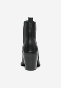 Bottines en cuir noir avec un design épuré, bout arrondi, panneaux latéraux élastiques et un talon moyen en bloc. Texture lisse, détails minimalistes.