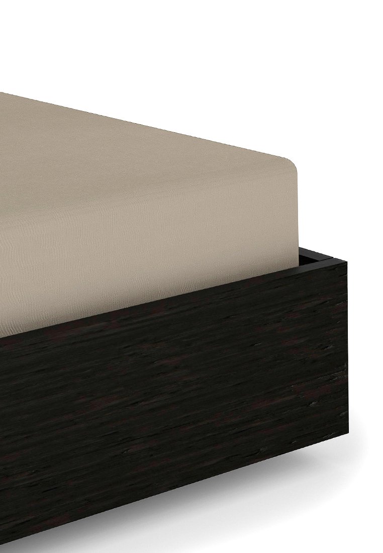 Bettgestell aus dunklem Holz mit glatter Oberfläche; beiges Matratze sichtbar oben; einfaches, modernes Design ohne sichtbare Beschläge oder Akzente.