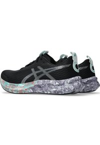 Scarpe da ginnastica nere con una parte superiore testurizzata, caratterizzate da un accento blu chiaro e una suola grigia marbled e teal. Dettaglio del logo riflettente.