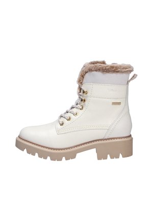 Bottine en cuir blanc avec un col en fausse fourrure, bout rond, semelle crantée robuste et œillets métalliques pour les lacets. Tige texturée avec des accents cousus.