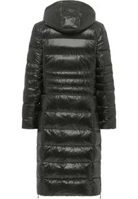 Dlouhý černý lesklý prošívaný péřový kabát s horizontálním šitím a připojenou kapucí, zobrazený zezadu.