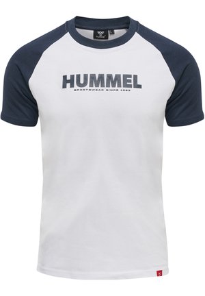 Weißes T-Shirt mit marineblauen Raglanärmeln, das das "HUMMEL"-Logo in großen, dunklen Buchstaben über der Brust und ein rotes Etikett unten links zeigt.