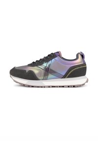 Sneaker avec un dessus en suède gris et synthétique irisé, des coutures violettes contrastantes et une semelle blanche texturée avec des accents roses.