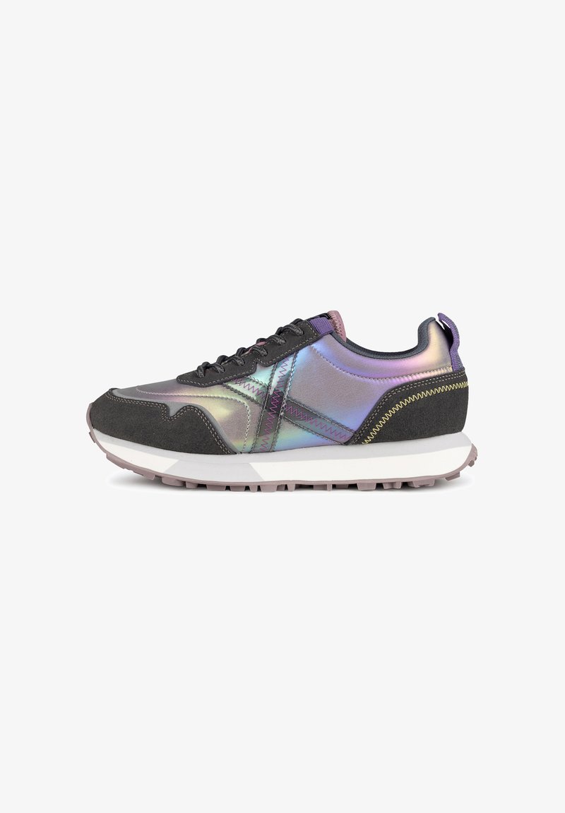 Sneaker avec un dessus en suède gris et synthétique irisé, des coutures violettes contrastantes et une semelle blanche texturée avec des accents roses.