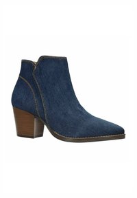 Denim enkelboot met een spitse neus en een gestapelde houten hak. Voorzien van contrasterende stiksels en een gladde textuur, in een donkerblauwe kleur.