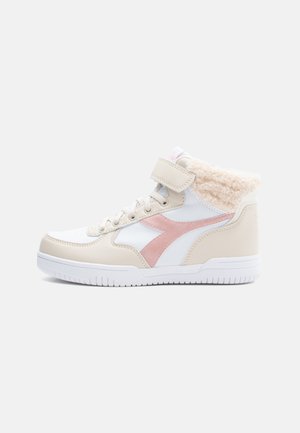 Baskets montantes avec une tige en cuir blanc et beige, des accents en daim rose, un col en fourrure beige, et une semelle en caoutchouc. Fermeture par sangle ajustable.