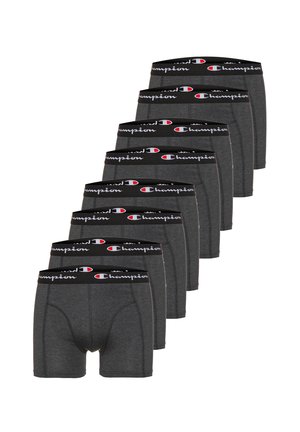 Siebener-Pack dunkelgrauer Boxershorts mit schwarzen elastischen Taillenbändern, die weiße und rote Champion-Logos zeigen, in versetzter Anordnung dargestellt.