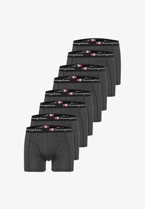 Siebener-Pack dunkelgrauer Boxershorts mit schwarzen elastischen Taillenbändern, die weiße und rote Champion-Logos zeigen, in versetzter Anordnung dargestellt.