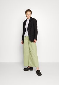 ALIGNE CONNIE WIDE - Calças de ganga à boca de sino - cucumber