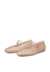 Ballerines Mary Jane en cuir verni beige avec bouts pointus et bride réglable à boucle sur fond blanc.