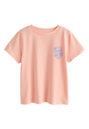T-shirt rose clair à manches courtes avec texte bleu « GOOD DAY! ALWAYS » et un dessin de smiley sur le côté gauche de la poitrine.