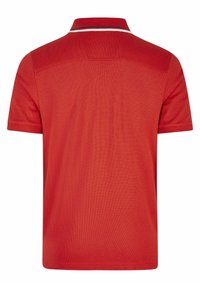 Rode polo shirt, korte mouwen, geribde kraag met witte en marineblauwe streepaccent, textuurstof, rechte zoom.