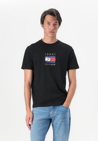 Tommy Hilfiger LINEAR FLAG GRAPHIC TEE UNISEX - T-Shirt print - black