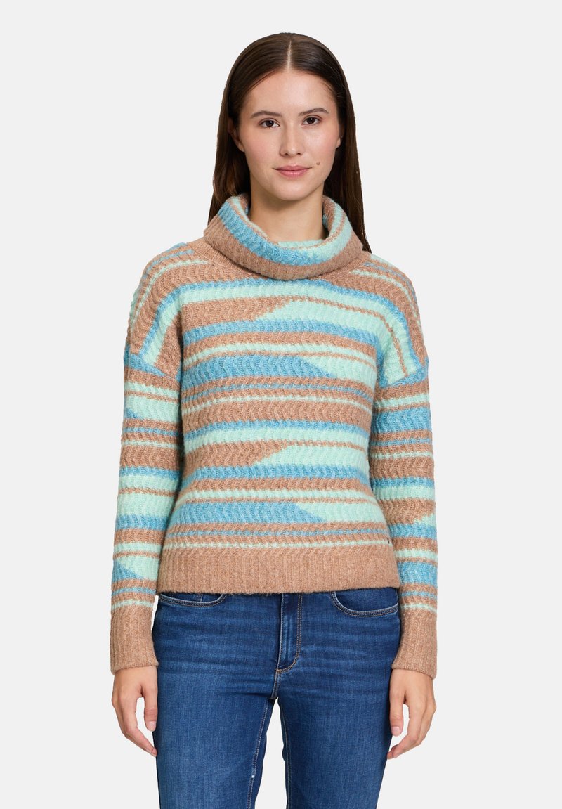 Gestreifter Strickpullover in Hellblau, Türkis und Braun mit einem Schalkragen. Verfügt über ein strukturiertes Muster und einen gerippten Saum, getragen mit blauen Jeans.