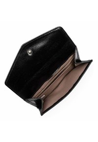 Portafoglio in pelle nera di forma esagonale, con chiusura a scatto e interno beige che presenta diversi scomparti per carte e una consistenza liscia.